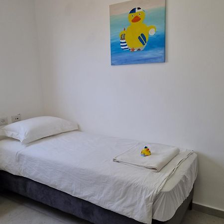 Ducks On The Beach Acra Exterior foto